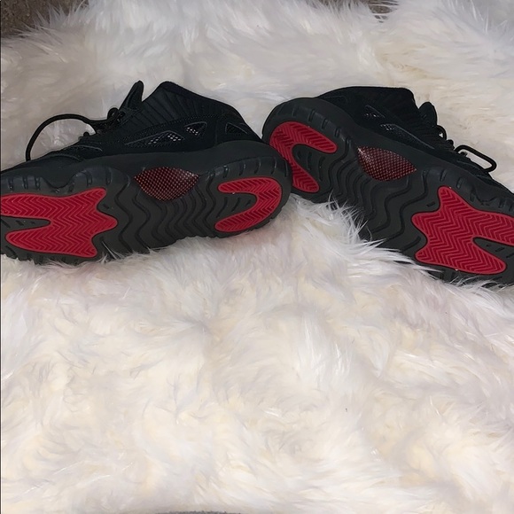 Jordan 11s retro low size 6y - Picture 2 of 3